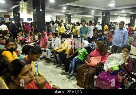 Guwahati, Guwahati, Indien. 10. April 2023. Die Menschen warten darauf, ihre Namen im Krankenhaus zu registrieren, um sie Ärzten für verschiedene Krankheiten im Zusammenhang mit COVID-19-Fällen in Indien am Gauhati Medical College Hospital (GMCH) in Guwahati Assam Indien am Montag, den 10. April 2023 zu zeigen. (Kreditbild: © Dasarath Deka/ZUMA Press Wire) NUR REDAKTIONELLE VERWENDUNG! Nicht für den kommerziellen GEBRAUCH! Stockfoto