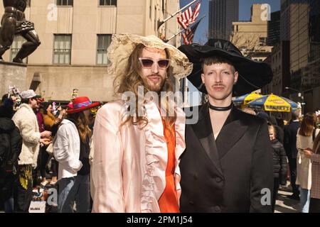 New York, New York, USA. 9. April 2023. Schicke Osterhauben bei der jährlichen New York City Easter Parade entlang der 5. Ave. (Kreditbild: © Laura Brett/ZUMA Press Wire) NUR REDAKTIONELLE VERWENDUNG! Nicht für den kommerziellen GEBRAUCH! Stockfoto