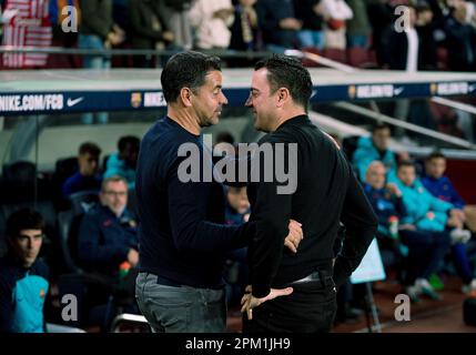 Barcelona, Spanien. 10. April 2023. Die Xavi (R) von Barcelona spricht vor dem spanischen Fußballspiel La Liga zwischen dem FC Barcelona und dem FC Girona am 10. April 2023 in Barcelona mit Girona Michel. Kredit: Joan Gosa/Xinhua/Alamy Live News Stockfoto