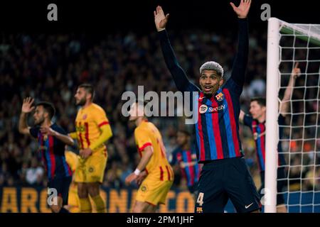 Barcelona, Spanien. 10. April 2023. Ronald Araujo aus Barcelona reagiert am 10. April 2023 auf das spanische Fußballspiel La Liga zwischen dem FC Barcelona und dem FC Girona in Barcelona, Spanien. Kredit: Joan Gosa/Xinhua/Alamy Live News Stockfoto