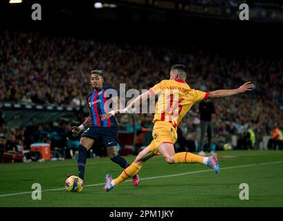 Barcelona, Spanien. 10. April 2023. Barcelonas Raphinha (L) tritt am 10. April 2023 beim spanischen Fußballspiel La Liga zwischen dem FC Barcelona und dem FC Girona in Barcelona, Spanien, mit Girona Javi Hernandez an. Kredit: Joan Gosa/Xinhua/Alamy Live News Stockfoto