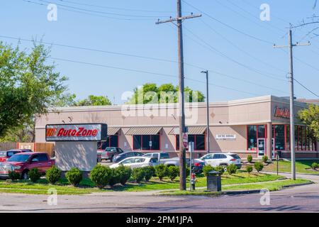 NEW ORLEANS, LA, USA - 5. MÄRZ 2023: Vorderseite des Autozone Autoteilagers auf der Claiborne Avenue Stockfoto