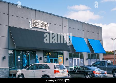 HARAHAN, LA, USA - 23. MÄRZ 2023: District Donuts Store im Elmwood Shopping Center Stockfoto