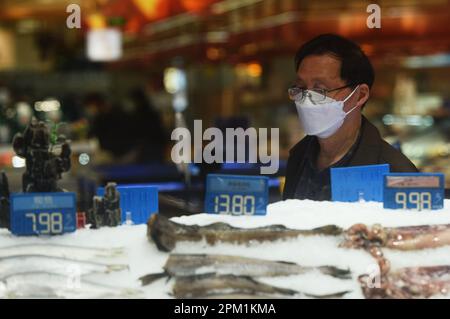 HANGZHOU, CHINA - 11. APRIL 2023 - Ein Kunde kauft in einem Supermarkt in Hangzhou, Ost-Chinas Provinz Zhejiang, 11. April 2023 ein. Der Verbraucherpreis i Stockfoto