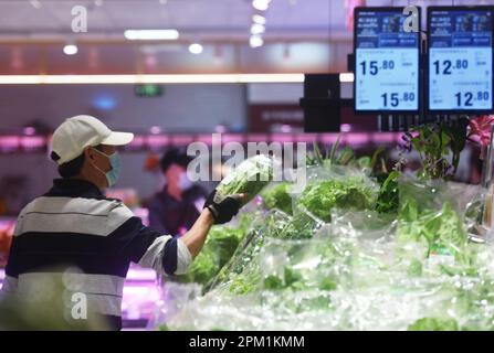 HANGZHOU, CHINA - 11. APRIL 2023 - Ein Kunde kauft in einem Supermarkt in Hangzhou, Ost-Chinas Provinz Zhejiang, 11. April 2023 ein. Der Verbraucherpreis i Stockfoto