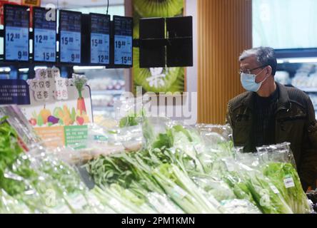 HANGZHOU, CHINA - 11. APRIL 2023 - Ein Kunde kauft in einem Supermarkt in Hangzhou, Ost-Chinas Provinz Zhejiang, 11. April 2023 ein. Der Verbraucherpreis i Stockfoto