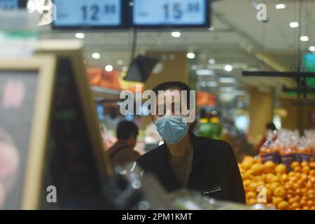 HANGZHOU, CHINA - 11. APRIL 2023 - Ein Kunde kauft in einem Supermarkt in Hangzhou, Ost-Chinas Provinz Zhejiang, 11. April 2023 ein. Der Verbraucherpreis i Stockfoto