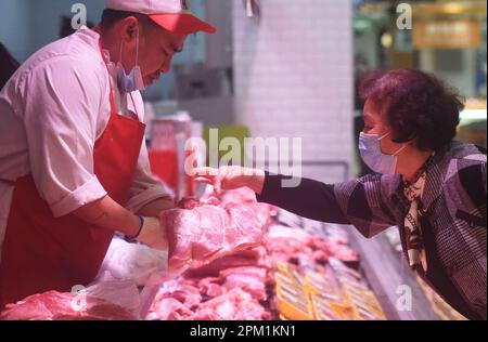 HANGZHOU, CHINA - 11. APRIL 2023 - Ein Kunde kauft in einem Supermarkt in Hangzhou, Ost-Chinas Provinz Zhejiang, 11. April 2023 ein. Der Verbraucherpreis i Stockfoto