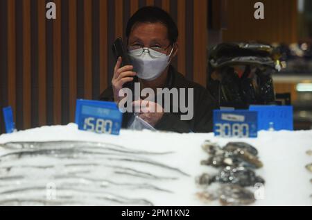 HANGZHOU, CHINA - 11. APRIL 2023 - Ein Kunde kauft in einem Supermarkt in Hangzhou, Ost-Chinas Provinz Zhejiang, 11. April 2023 ein. Der Verbraucherpreis i Stockfoto