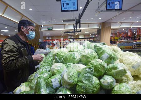 HANGZHOU, CHINA - 11. APRIL 2023 - Ein Kunde kauft in einem Supermarkt in Hangzhou, Ost-Chinas Provinz Zhejiang, 11. April 2023 ein. Der Verbraucherpreis i Stockfoto