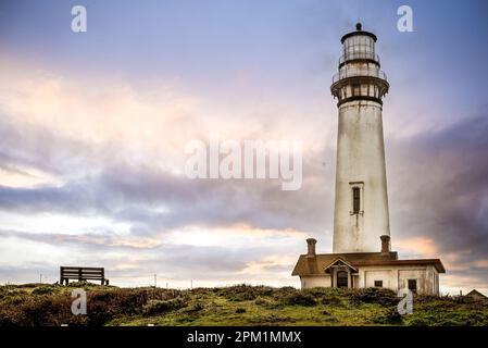 Pigeon Point Lighthouse ist ein Leuchtturm, der 1871 erbaut wurde, um Schiffe an der Pazifikküste Kaliforniens zu führen. Es liegt an der Küstenstraße 1 nahe P Stockfoto