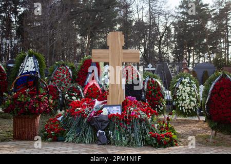 Vladlen Tatarskys Grab ist umgeben von Blumen und Kränzen auf dem Trojekurovskoye Friedhof in Moskau. Maxim Fomin, besser bekannt unter seinem Spitznamen Vladlen Tatarsky, war ein verurteilter Krimineller, der aus dem Gefängnis floh und sich einen Namen als russischer Militärblogger aus der Ukraine machte und am Krieg zwischen Russland und der Ukraine teilnahm. Er war aktiv als Propagandist für die russische Seite im Krieg, bis er bei einem Terrorakt in St. ermordet wurde Petersburg am 2. April 2023. Eine 26-jährige Frau namens Darya Trepova wurde wegen des Bombenanschlags verhaftet, bei dem Tatarsky getötet und Dutzende von Othe verletzt wurden Stockfoto