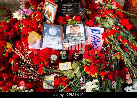 Bilder von Vladlen Tatarsky und Blumen, die an seinem Grab auf dem Trojekurovskoye Friedhof in Moskau gesehen wurden. Maxim Fomin, besser bekannt unter seinem Spitznamen Vladlen Tatarsky, war ein verurteilter Krimineller, der aus dem Gefängnis floh und sich einen Namen als russischer Militärblogger aus der Ukraine machte und am Krieg zwischen Russland und der Ukraine teilnahm. Er war aktiv als Propagandist für die russische Seite im Krieg, bis er bei einem Terrorakt in St. ermordet wurde Petersburg am 2. April 2023. Eine 26-jährige Frau namens Darya Trepova wurde wegen des Bombenanschlags verhaftet, bei dem Tatarsky getötet und Dutzende anderer verletzt worden waren. Stockfoto