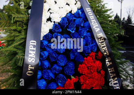 Auf dem Grab von Vladlen Tatarsky ist ein Bestattungskranz zu sehen, und der Text lautet: "Der Sieg wird uns gehören" auf dem Friedhof Trojekurovskoye in Moskau. Maxim Fomin, besser bekannt unter seinem Spitznamen Vladlen Tatarsky, war ein verurteilter Krimineller, der aus dem Gefängnis floh und sich einen Namen als russischer Militärblogger aus der Ukraine machte und am Krieg zwischen Russland und der Ukraine teilnahm. Er war aktiv als Propagandist für die russische Seite im Krieg, bis er bei einem Terrorakt in St. ermordet wurde Petersburg am 2. April 2023. Eine 26-jährige Frau namens Darya Trepova wurde wegen des Bombenanschlags auf kille verhaftet Stockfoto