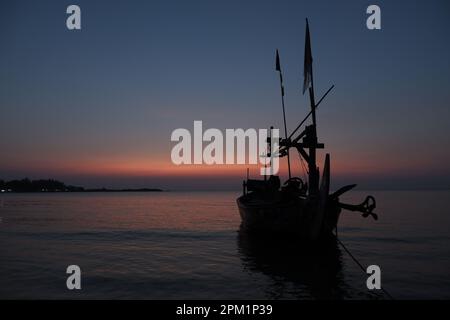 Boot auf Purple Sunset Stockfoto