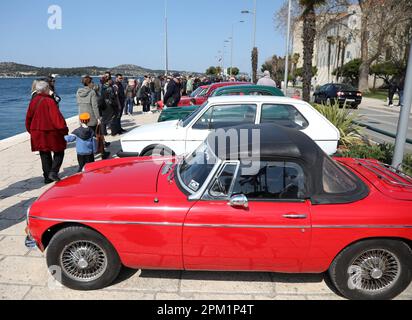 (230411) -- ZAGREB, 11. April 2023 (Xinhua) -- Dieses Foto wurde am 10. April 2023 aufgenommen und zeigt Oldtimer-Autos bei einer Oldtimer-Show auf dem europäischen Platz in Zagreb, Kroatien. (Marko Lukunic/PIXSELL über Xinhua) Stockfoto