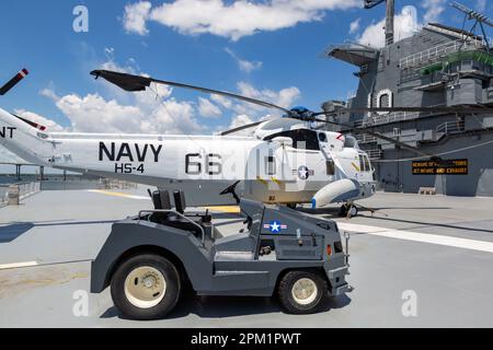 Ein Schlepper und ein US Navy Sikorsky Sea King Hubschrauber sind auf dem Deck des Flugzeugträgers USS Yorktown im Patriot's Point Naval and Museum ausgestellt. Stockfoto