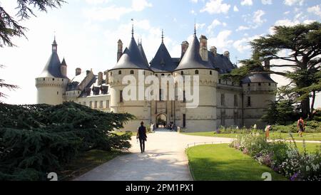 Chateau de Chaumont, grüner Rasen mit Blumenbeeten im Vordergrund, auf dem Weg zum Haupttor, Chaumont, Loire-Tal, Frankreich Stockfoto