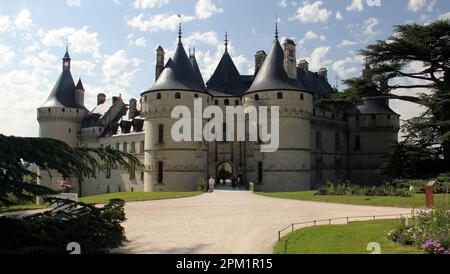 Chateau de Chaumont, grüner Rasen mit Blumenbeeten im Vordergrund, auf dem Weg zum Haupttor, Chaumont, Loire-Tal, Frankreich Stockfoto