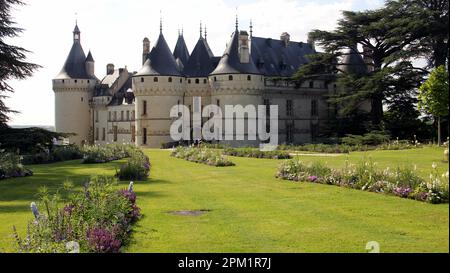 Chateau de Chaumont, grüner Rasen mit Blumenbeeten im Vordergrund, auf dem Weg zum Haupttor, Chaumont, Loire-Tal, Frankreich Stockfoto