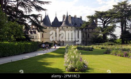 Chateau de Chaumont, grüner Rasen mit Blumenbeeten im Vordergrund, auf dem Weg zum Haupttor, Chaumont, Loire-Tal, Frankreich Stockfoto