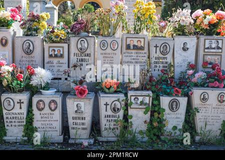 Rom, Italien. 10. April 2023. Verschiedene Gräber auf dem monumentalen Friedhof von Verano in Rom. Weithin bekannt als „Sommerfriedhof“, ist ein Friedhof in Rom. Sie verdankt den Namen „Verano“ dem antiken Feld des Verani, das aus der Zeit der römischen Republik stammt und während der Napoleonischen Ära von 1805 erbaut wurde. Kredit: SOPA Images Limited/Alamy Live News Stockfoto