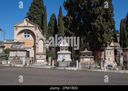 Rom, Italien. 10. April 2023. Verschiedene Gräber auf dem monumentalen Friedhof von Verano in Rom. Weithin bekannt als „Sommerfriedhof“, ist ein Friedhof in Rom. Sie verdankt den Namen „Verano“ dem antiken Feld des Verani, das aus der Zeit der römischen Republik stammt und während der Napoleonischen Ära von 1805 erbaut wurde. Kredit: SOPA Images Limited/Alamy Live News Stockfoto