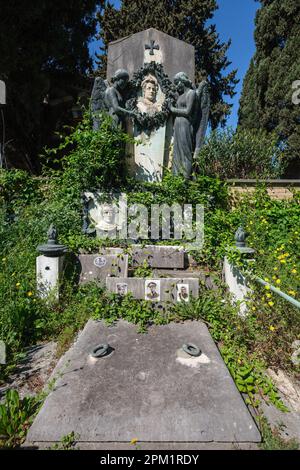 Rom, Italien. 10. April 2023. Verschiedene Gräber auf dem monumentalen Friedhof von Verano in Rom. Weithin bekannt als „Sommerfriedhof“, ist ein Friedhof in Rom. Sie verdankt den Namen „Verano“ dem antiken Feld des Verani, das aus der Zeit der römischen Republik stammt und während der Napoleonischen Ära von 1805 erbaut wurde. Kredit: SOPA Images Limited/Alamy Live News Stockfoto