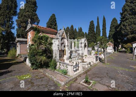 Rom, Italien. 10. April 2023. Verschiedene Gräber auf dem monumentalen Friedhof von Verano in Rom. Weithin bekannt als „Sommerfriedhof“, ist ein Friedhof in Rom. Sie verdankt den Namen „Verano“ dem antiken Feld des Verani, das aus der Zeit der römischen Republik stammt und während der Napoleonischen Ära von 1805 erbaut wurde. Kredit: SOPA Images Limited/Alamy Live News Stockfoto