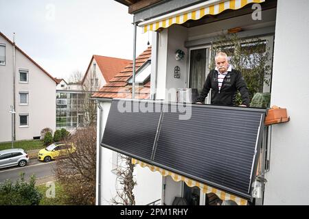 Konstanz, Deutschland. 25. Januar 2023. Michael Breuninger steht auf dem Balkon seiner Wohnung, wo Solarpaneele montiert sind. (Aufnahme mit hohem Stativ. Dpa Constance kämpft um Balkonkraftwerk). Kredit: Felix Kästle/dpa/Alamy Live News Stockfoto