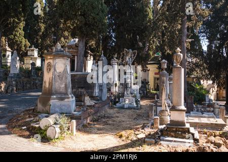 Rom, Italien. 10. April 2023. Verschiedene Gräber auf dem monumentalen Friedhof von Verano in Rom. Weithin bekannt als „Sommerfriedhof“, ist ein Friedhof in Rom. Sie verdankt den Namen „Verano“ dem antiken Feld des Verani, das aus der Zeit der römischen Republik stammt und während der Napoleonischen Ära von 1805 erbaut wurde. (Foto: Atilano Garcia/SOPA Images/Sipa USA) Guthaben: SIPA USA/Alamy Live News Stockfoto