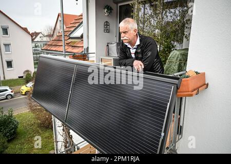 Konstanz, Deutschland. 25. Januar 2023. Michael Breuninger steht auf dem Balkon seiner Wohnung, wo Solarpaneele montiert sind. (Aufnahme mit hohem Stativ. Dpa Constance kämpft um Balkonkraftwerk). Kredit: Felix Kästle/dpa/Alamy Live News Stockfoto