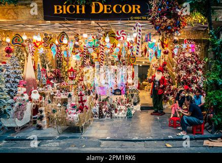 Hanoi, Vietnam, 14. November 2022: Hell beleuchtete Ausstellung eines Weihnachtsgeschäfts im French Quarter in Hanoi, Vietnam Stockfoto