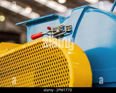 Nahaufnahme der Hammermühle Geringe Schärfentiefe mit Scharfstellung der Luke. Stockfoto