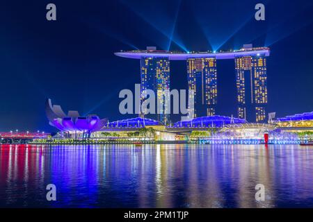 Ein Nachtsicht auf die „Spectra Light and Water Show“ im Marina Bay Sands Hotel in Singapur, vom Merlion Park aus gesehen. Stockfoto