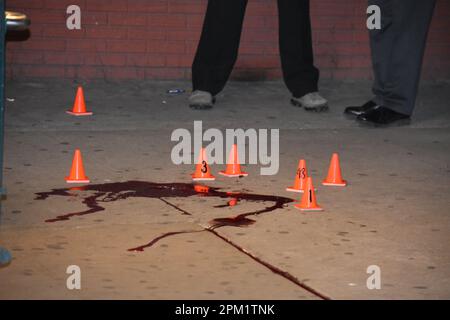 Bronx, Usa. 10. April 2023. (HINWEIS AN DIE REDAKTION: Bild enthält grafischen Inhalt)Blut- und Evidenzmarkierungen am Tatort. Zwei Männer wurden laut New York City Police Department erschossen. Ein 17-jähriger Mann wurde angeschossen und ist in stabilem Zustand, und ein anderer Mann ist in kritischem Zustand. (Foto: Kyle Mazza/SOPA Images/Sipa USA) Guthaben: SIPA USA/Alamy Live News Stockfoto