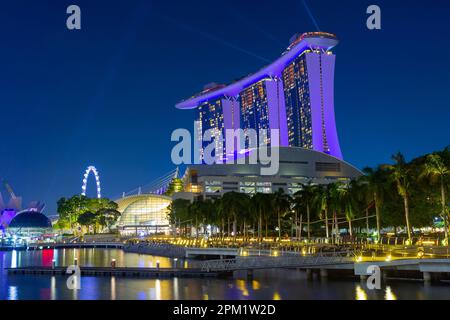 Besondere farbige Lichteffekte beleuchten das Marina Bay Sands Hotel während der abendlichen „Spectra Light and Water Show“ in Marina Bay in Singapur. Stockfoto