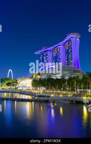 Besondere farbige Lichteffekte beleuchten das Marina Bay Sands Hotel während der abendlichen „Spectra Light and Water Show“ in Marina Bay in Singapur. Stockfoto