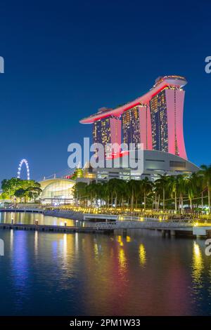 Besondere farbige Lichteffekte beleuchten das Marina Bay Sands Hotel während der abendlichen „Spectra Light and Water Show“ in Marina Bay in Singapur. Stockfoto