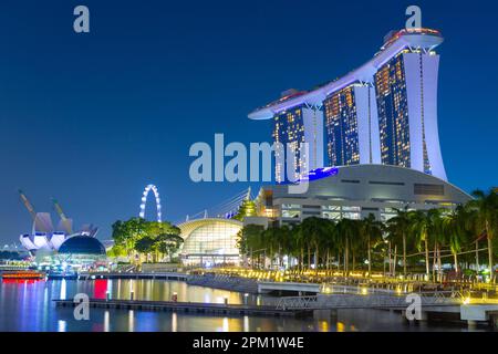 Besondere farbige Lichteffekte beleuchten das Marina Bay Sands Hotel während der abendlichen „Spectra Light and Water Show“ in Marina Bay in Singapur. Stockfoto