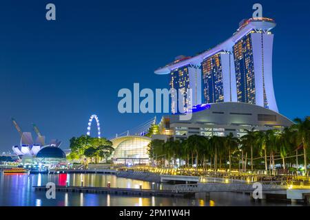 Besondere farbige Lichteffekte beleuchten das Marina Bay Sands Hotel während der abendlichen „Spectra Light and Water Show“ in Marina Bay in Singapur. Stockfoto