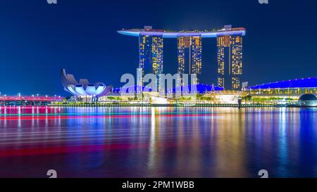 Besondere farbige Lichteffekte beleuchten das Marina Bay Sands Hotel während der abendlichen „Spectra Light and Water Show“ in Marina Bay in Singapur. Stockfoto