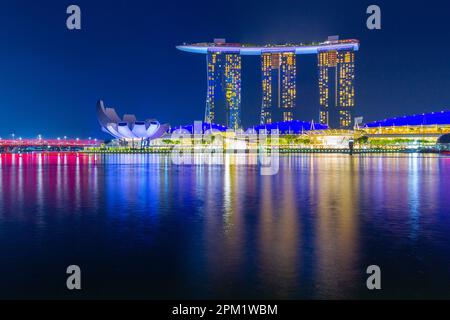 Besondere farbige Lichteffekte beleuchten das Marina Bay Sands Hotel während der abendlichen „Spectra Light and Water Show“ in Marina Bay in Singapur. Stockfoto