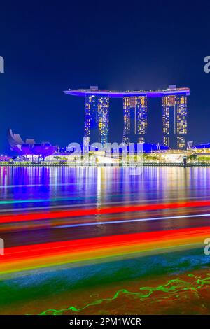 Besondere farbige Lichteffekte beleuchten das Marina Bay Sands Hotel während der abendlichen „Spectra Light and Water Show“ in Marina Bay in Singapur. Stockfoto