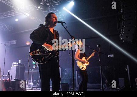 MAILAND, ITALIEN - 2. APRIL: Jesse Dayton tritt am 2. April 2023 mit Samantha Fish im Magazzini Generali Milan in Mailand auf. (Foto: Roberto Finizio/NurPhoto) Stockfoto