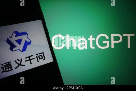HANGZHOU, CHINA - 11. APRIL 2023 - Foto aufgenommen am 11. April 2023 zeigt Alibaba Clouds großes Sprachmodell „Tongyi Qianwen“ und das Logo von ChatGPT Stockfoto