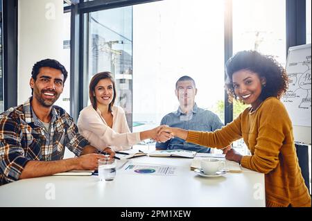 Wir werden gemeinsam große Dinge geschehen lassen. Porträt von zwei Designern, die während einer Besprechung in einem Büro die Hand schütteln. Stockfoto
