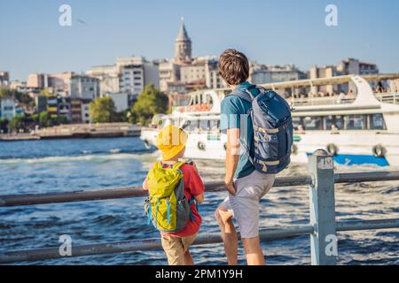 Vater und Sohn Touristen genießen die Skyline von Istanbul in der Türkei, alte Häuser im Viertel Beyoglu mit Galataturm oben, Blick vom Goldenen Horn Stockfoto