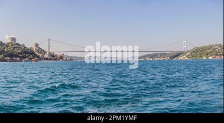 Türkei, Istanbul, Häuser unter Fatih Sultan Mehmet Brücke über den Bosporus Stockfoto