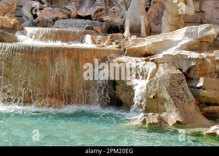 Der Trevi-Brunnen ist ein Brunnen aus dem 18. Jahrhundert im Trevi-Viertel in Rom, Italien, Europa Stockfoto